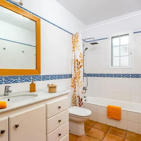 Villa Sleeps 8 With Pool And Air Con Santo Tomás
