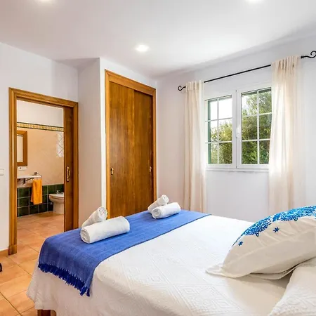 Sleeps 8 With Pool And Air Con Villa