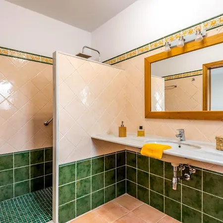 Sleeps 8 With Pool And Air Con Villa *